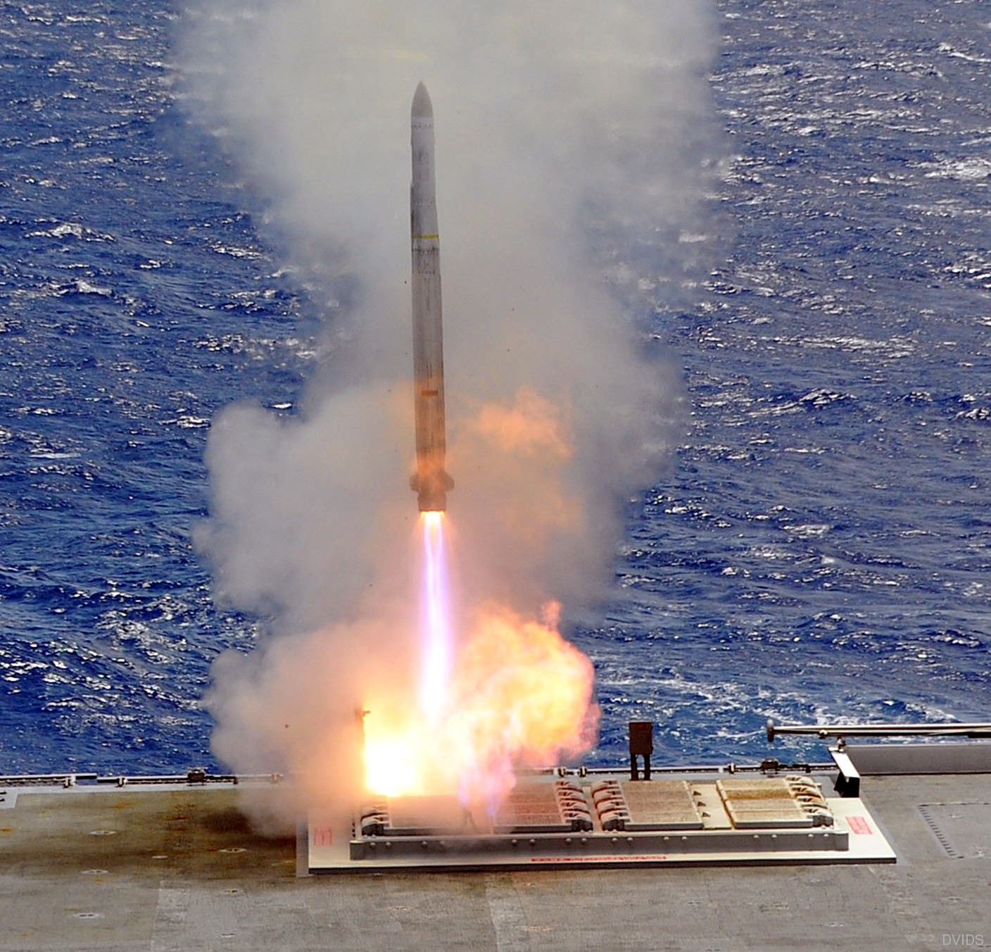 据报道,中国正在研发"双5"防空导弹(据说以霹雳-12中程空空导弹为基础