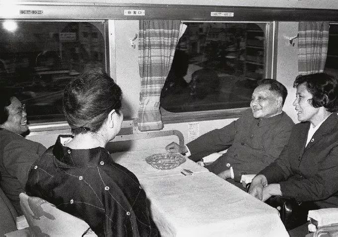 1978年10月，邓小平访问日本，乘坐新干线。