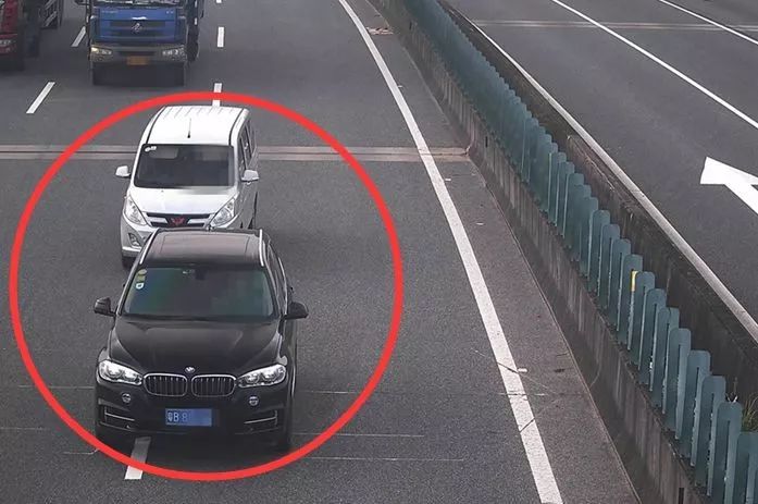 粤b车在东莞高速疯狂别车5次!宝马车主:我车好,肯定开得快