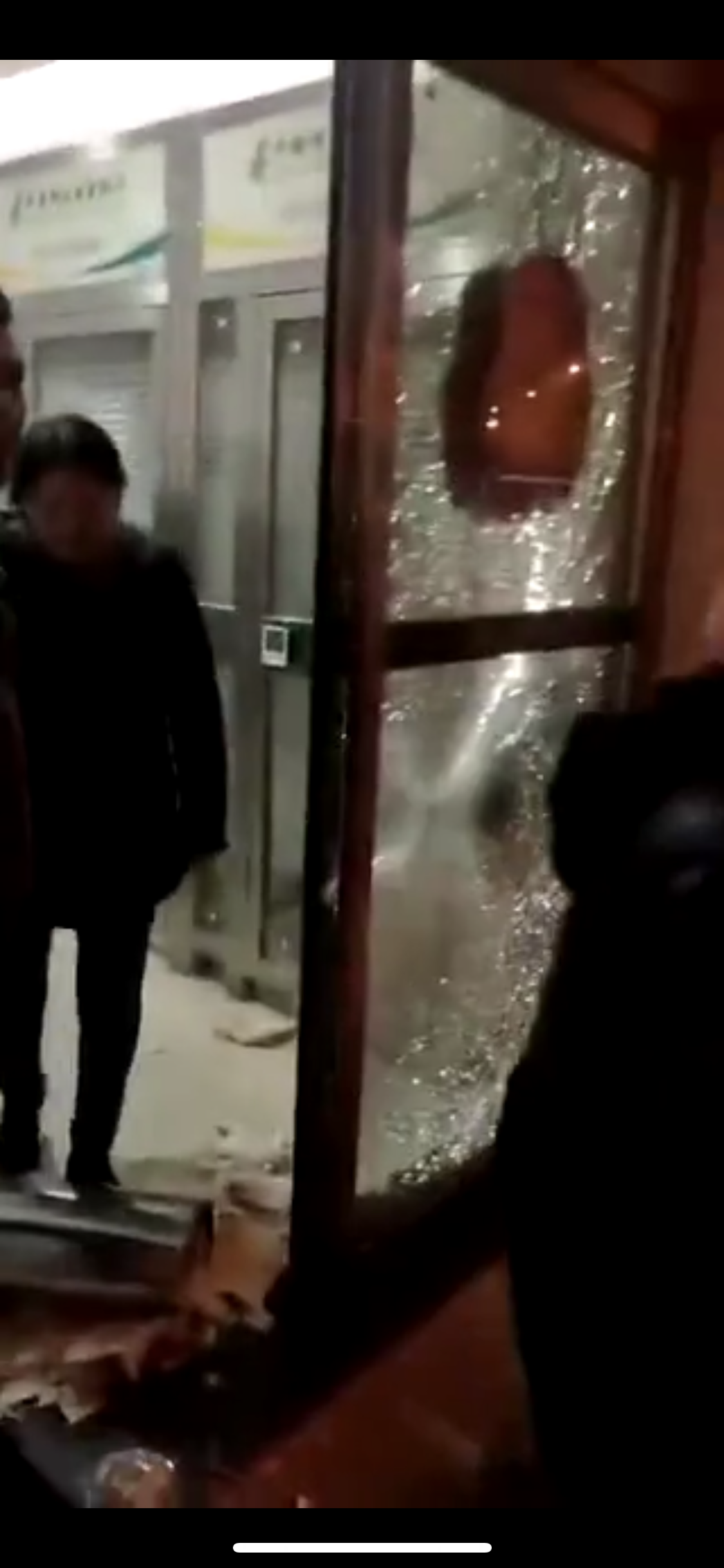 网传“长沙多家银行被抢”  警方：18台ATM机被砸无钱财丢失