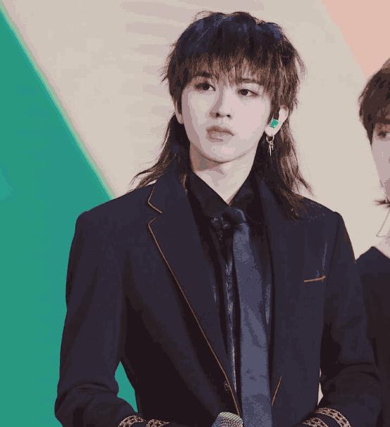 吴亦凡连续两年担任有嘻哈的导师,虽然饱受争议,但是吴亦凡本人的确走