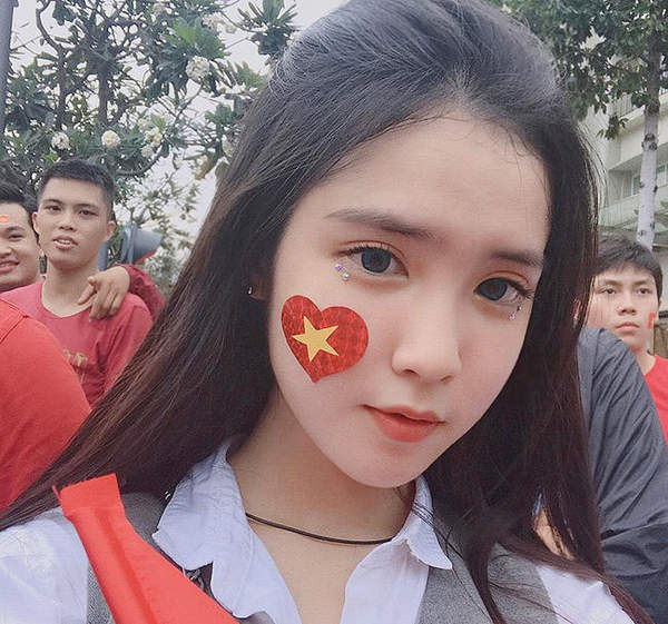 越南高中妹子福利美照皮肤白皙傲人上围呼之欲出