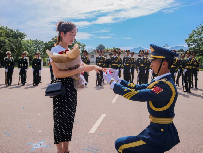 感动礼兵向妻子求婚驻香港部队三军仪仗队神助攻