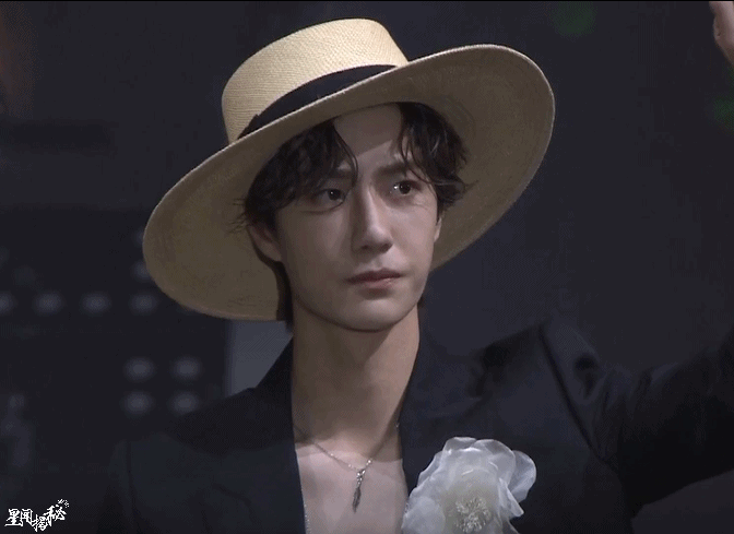 王一博草帽新造型蓝色西装内搭条纹背带裤帅气潇洒少年郎