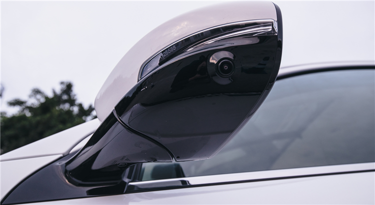 (图:小鹏g3 23个智能传感器之一 反光镜侧置摄像头)全场景自动泊车更