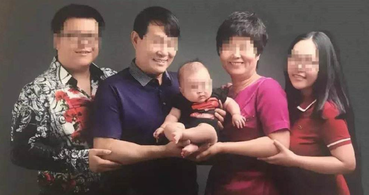 被告人张凡（左一）与遇害妻子张英（右一）。 受访者供图