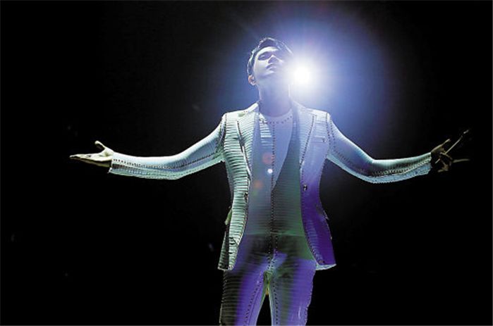 以后的张敬轩没有服从父母的安排,反而头也不回的踏上了音乐这条道路