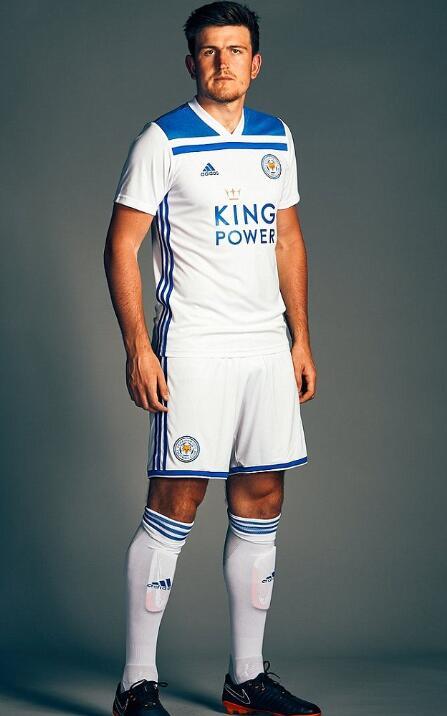 马奎尔秀新球衣,戴儿童护腿板