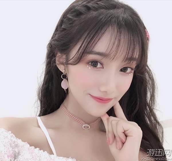 rookie公布恋情!发文表白lpl美女主持小钰,狂撒狗粮