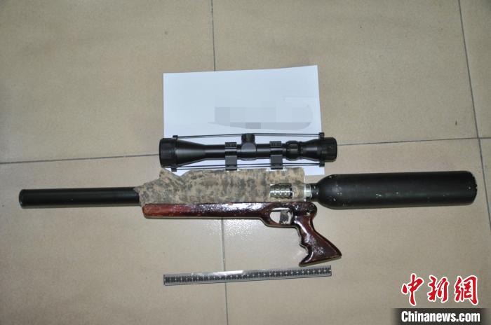 广东警方端掉一条制贩支网络链 13名疑犯落网 警方缴获的支 李昊珉 摄