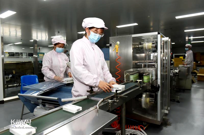 石家庄四药阿比多尔生产线包装岗位员工在加紧生产。?史建会?摄