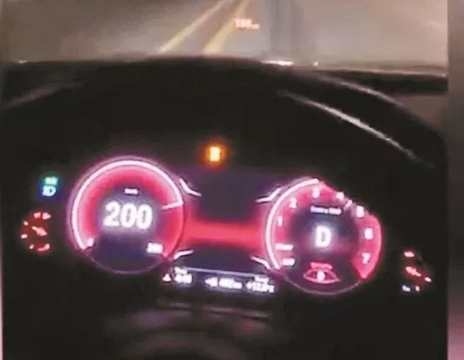 男子深夜时速200公里飙车,还发朋友圈炫耀,4小时后被抓