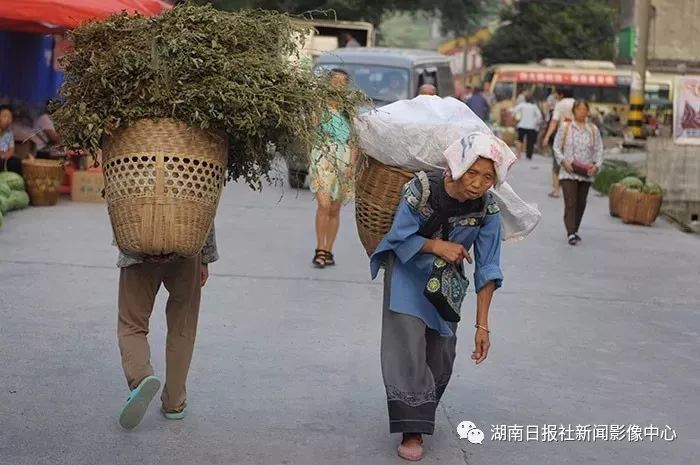 背篓,载满了湘西人的生活|赶集|背篓|湘西_新浪新闻