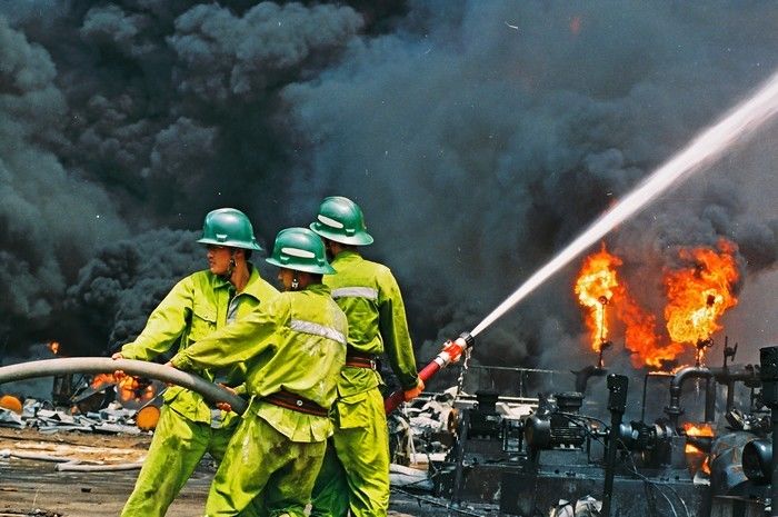 致敬赴汤蹈火的英雄消防兵献给消防兵最后一个八一节