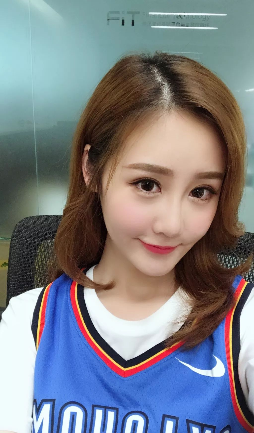 一方面呢,是因为相对前几位主播都是大热球队或球星的球迷,果果的主队