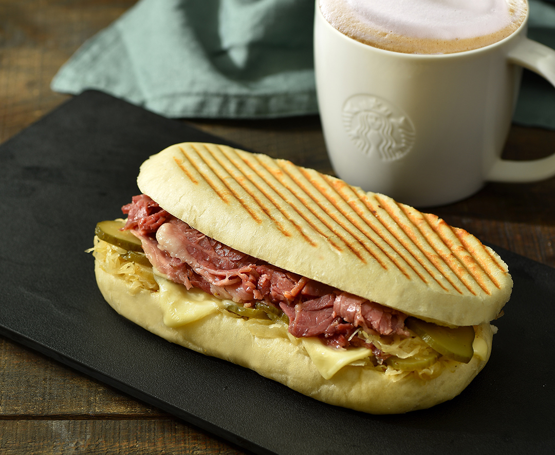 美式牛肉薄片帕尼尼从图片上来看,红酒炖牛肉似乎也有点太正式了一些.