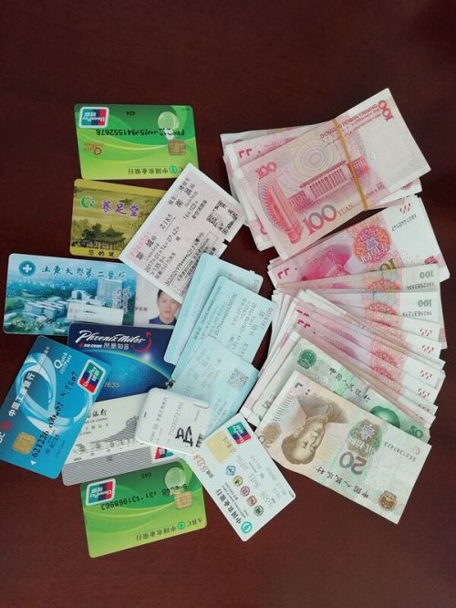 八千多现金落在了公交上 济南驾驶员都替失主担忧