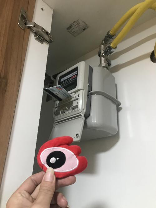 燃气表设置不合理导致卡插不进厨房推拉玻璃单薄,建议更换双层中空