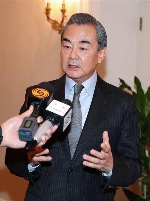 王毅谈华为事件:动用国家力量抹黑打压企业,既