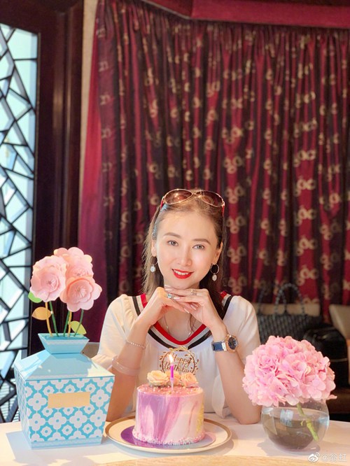 翁虹迎51岁生日晒美图 自认还是美少女
