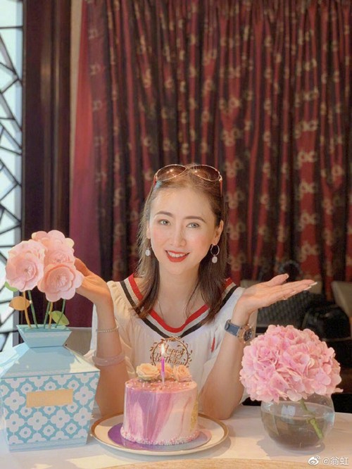 翁虹迎51岁生日晒美图 自认还是美少女