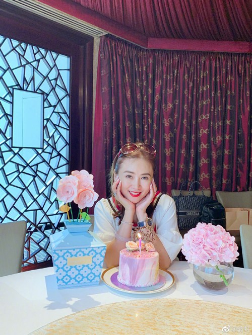 翁虹迎51岁生日晒美图 自认还是美少女