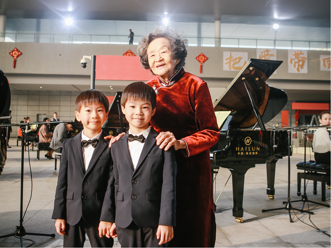 巫漪丽的梁祝感动无数人,激励着treblebass的孩子用琴键演绎人生
