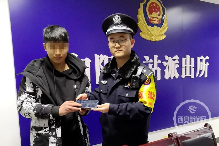 2月22日10时许,安康铁路公安处旬阳北火车站派出所所长李刚正在进站