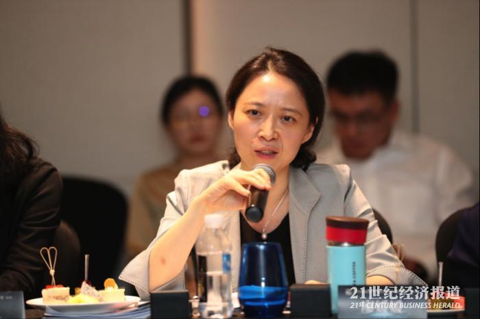 廖媛媛表示,课题报告的论述逻辑应坚持两个原则:一是坚持政策底线思维