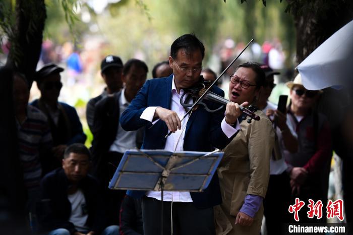 乐队核心成员熊娟介绍,乐队原本是几个退休铁路职工的自娱自乐,三把