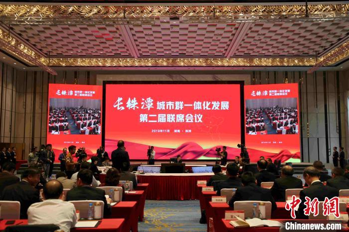 长沙株洲湘潭:长沙株洲湘潭将实施30项重点工作:推进三市一卡通 长株潭城市群一体化发展第二届联席会议。 付敬懿 摄