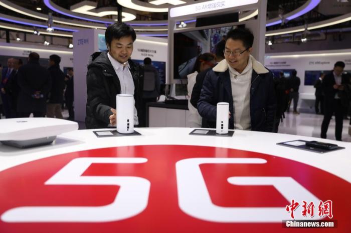 资料图：11月21日，首届世界5G大会在北京举行。图为参观者在近距离观看5G室内路由器。中新社记者 蒋启明 摄