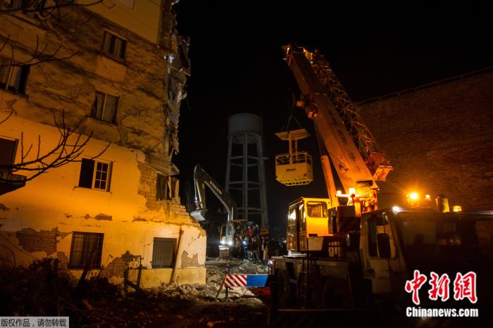 2019年11月26日，阿尔巴尼亚发生地震后，救援人员一处受损的建筑物中寻找遇难者。