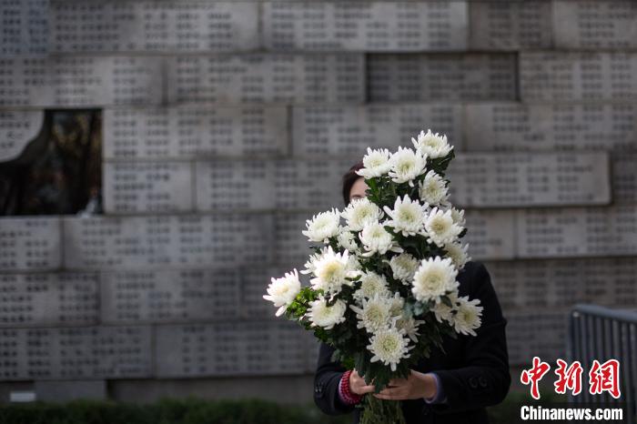 3日,南京大屠杀死难者家庭祭告活动在侵华日军南京大屠杀遇难同胞纪念馆举行。 泱波 摄