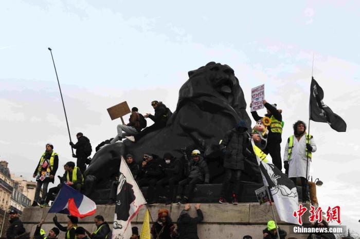 当地时间12月10日，法国遭遇新一轮响应大罢工的示威游行。图为人们在巴黎市中心示威游行。中新社记者 李洋 摄