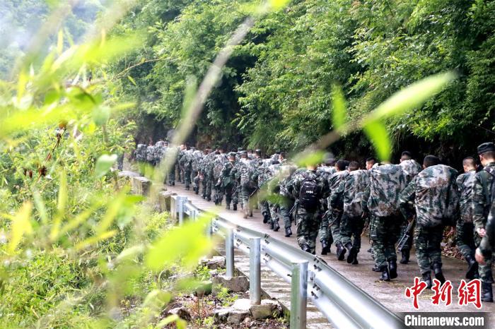 湖北襄阳武警"魔鬼周"极限训练:提升实战能力