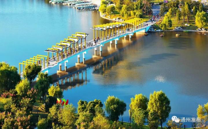 一旁的收音机里正在直播通州区两会好声音:围绕南通高质量发展走在