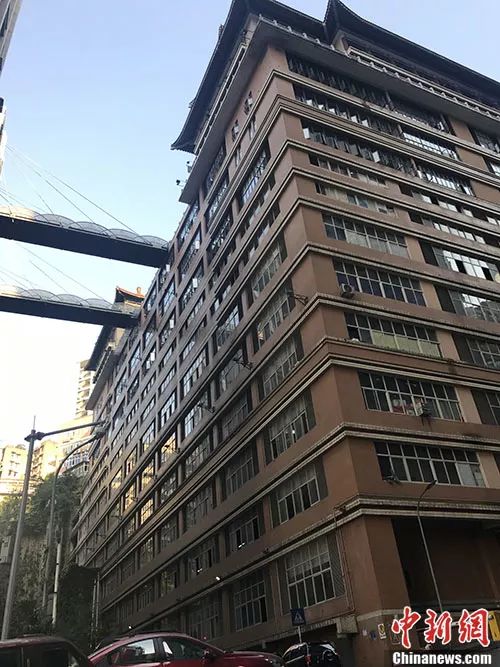 重庆又火了!这栋高楼12层楼顶是广场!你敢信?