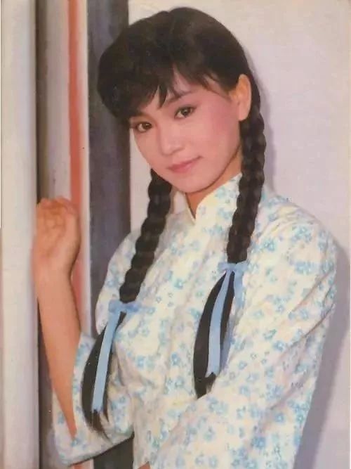 当年刘雪华26岁,与她搭戏的是她的偶像秦汉.