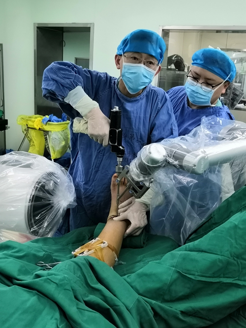 14岁儿童腿部骨折,机器人辅助手术更精准安全