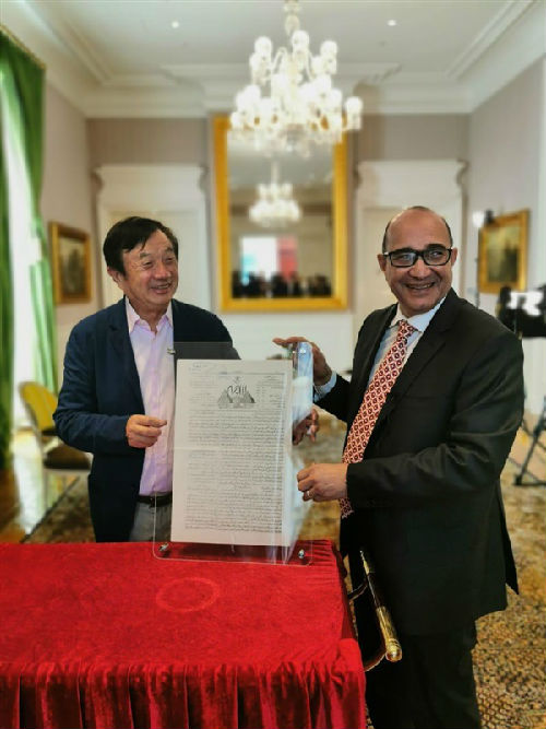 阿拉·萨比特向任正非赠送礼物（埃及《金字塔报》）
