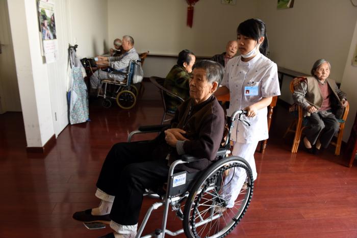 低生育率会如何影响中国 这个报告说陷阱来了