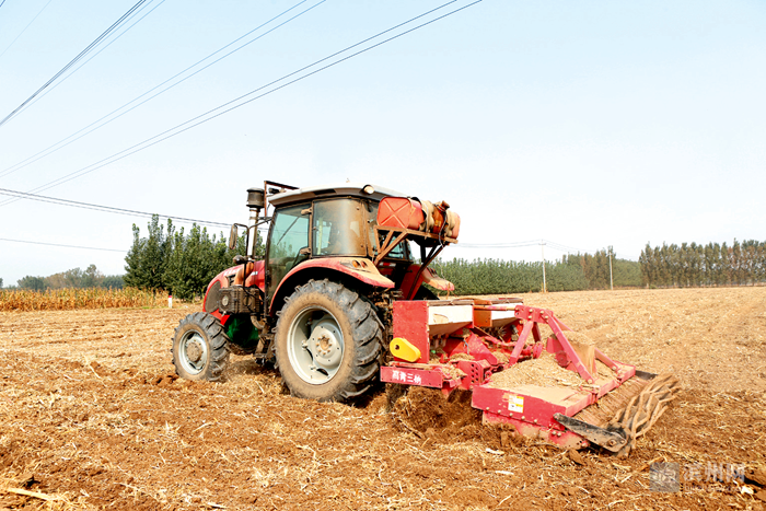 韩店镇投资170余万元对5万亩耕地进行深松旋耕