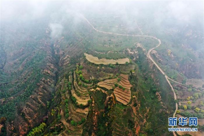 上(10月22日无人机拍摄) 新华社记者詹彦摄山西省灵石县境内的太岳