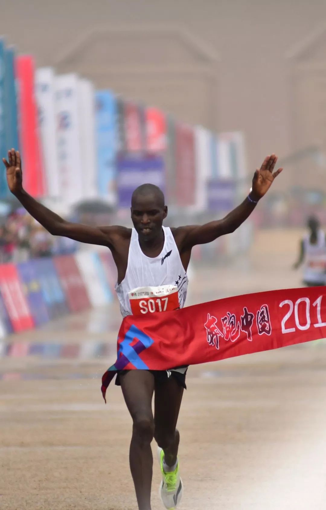 西安马拉松:肯尼亚选手soy solomon kipsang穿着李宁42飞电马拉松