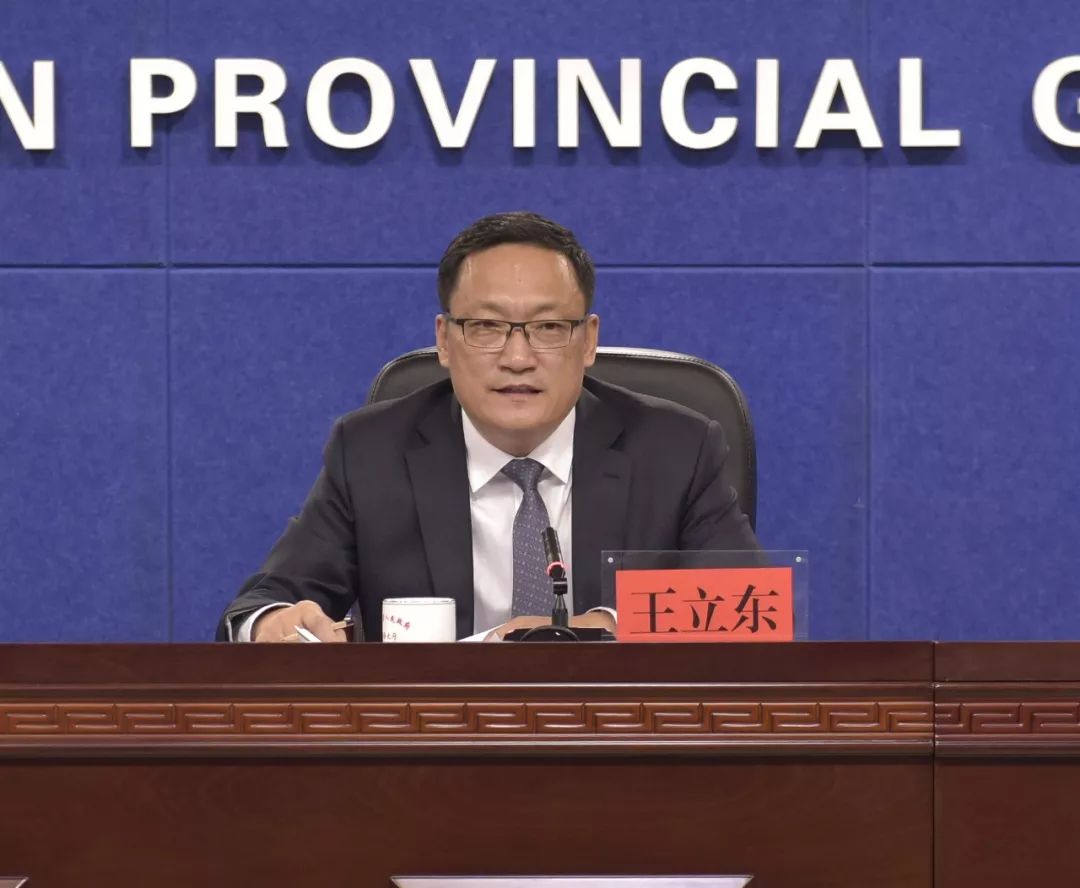 吉林省财政厅副厅长王立东回答记者提问。（图片来源：吉林市场监管官方微信）