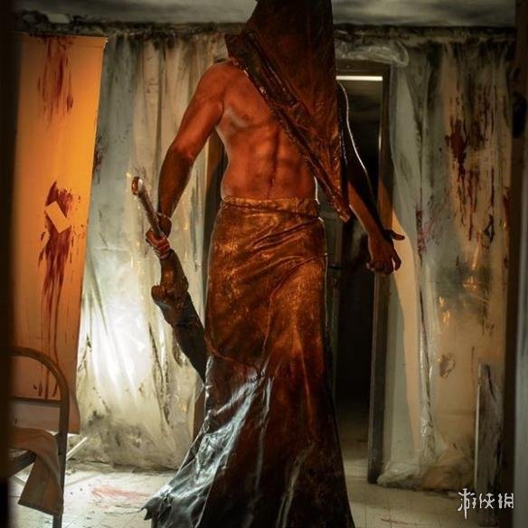 俄罗斯美女cos《寂静岭2》 玛丽亚被三角头粗暴拖走