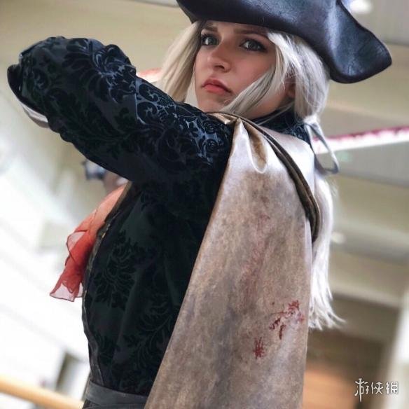 外国美女cos血源玛丽娅小姐姐手持双刃沾满血腥