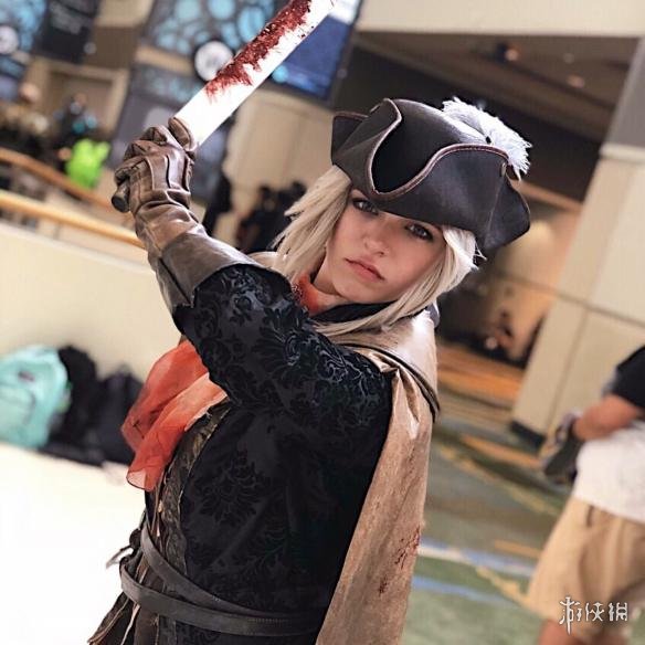 外国美女cos血源玛丽娅小姐姐手持双刃沾满血腥