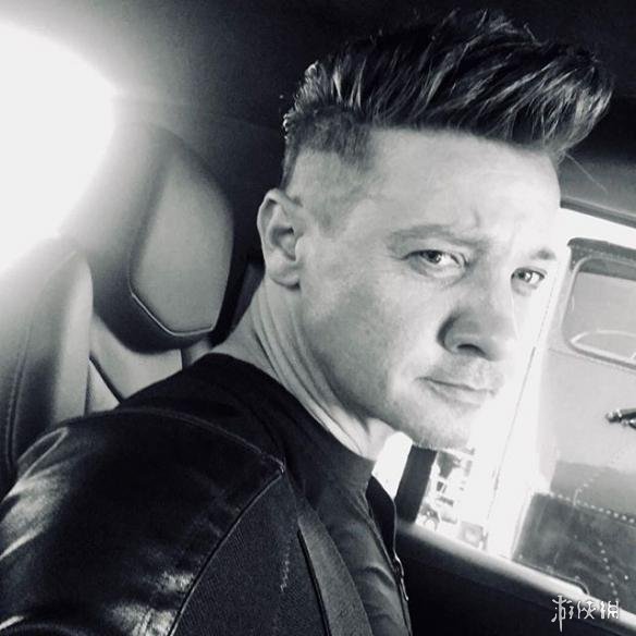 "鹰眼"杰瑞米雷纳晒《复仇者联盟4》片场自拍照 补拍的最后一天!